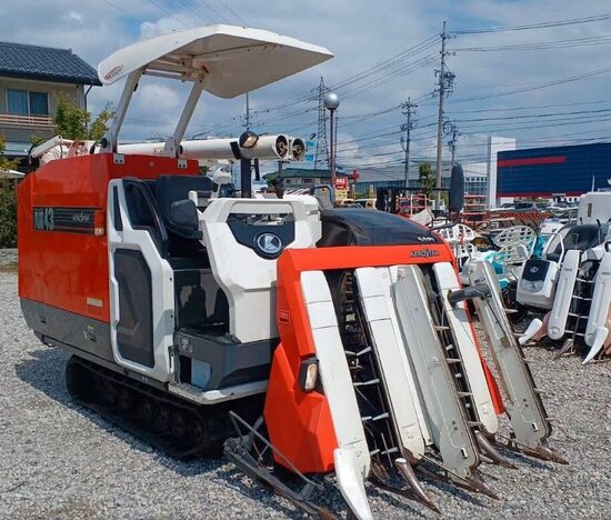 KUBOTA AR 43: Mietitrebbia/Combine Cingolata, Raccolta a 4 File, Motore Diesel a 3 cilindri, Potenza 42 CV, Trasmissione Manuale, Capacità Carburante 50 litri, Peso 1500 kg. Garanzia inclusa. Gonsegna in tutta Italia. IVA esclusa!